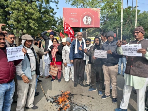 अमेरिका का पुतला दहन करते जन संगठन।