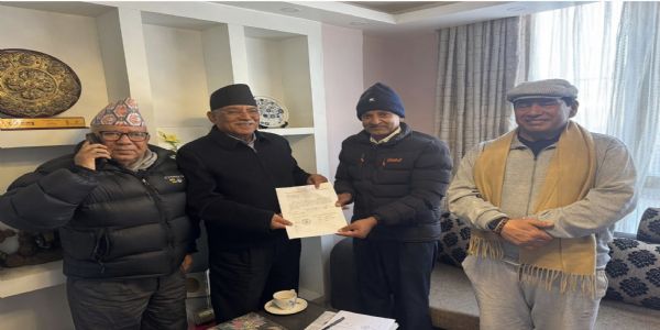 अपने उम्मीदवारों को टिकट देते प्रचण्ड