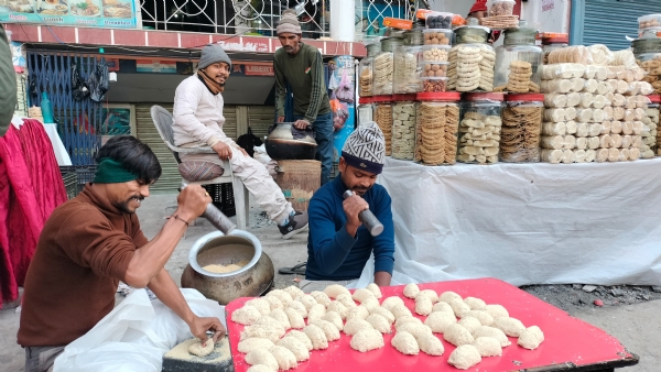 तिलकुट बनाते कारीगर तिलकुट बनाते कारीगर