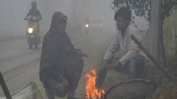 कड़ाके की ठंड में आग सेकते युवक कड़ाके की ठंड में आग सेकते युवक