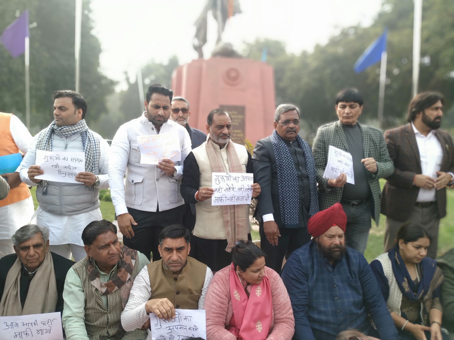 दिल्ली विधानसभा में आतिशी के खिलाफ प्रदर्शन करते भाजपा विधायको