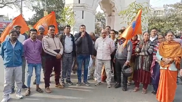 दैनिक वेतन भोगी कर्मचारीयों ने किया जोरदार प्रदर्शन दैनिक वेतन भोगी कर्मचारीयों ने किया जोरदार प्रदर्शन