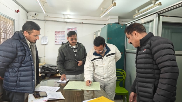 विकास भवन कार्यालय में निरीक्षण करते मुख्य विकास अधिकारी विकास भवन कार्यालय में निरीक्षण करते मुख्य विकास अधिकारी