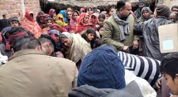 रोते बिलखते परिजन