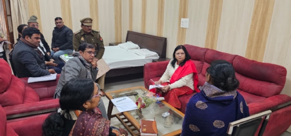 जनसुनवाई के दौरान सदस्या पूनम द्विवेदी व अन्य