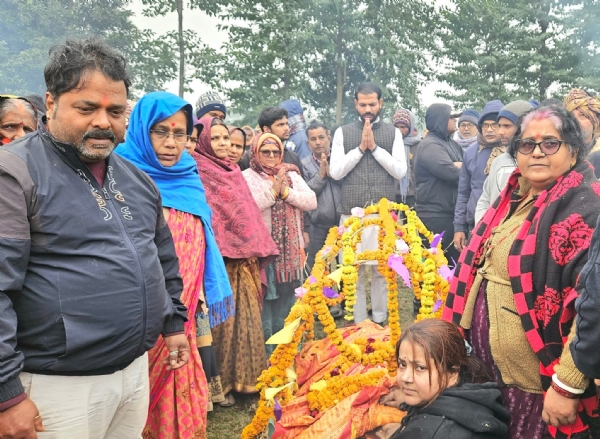 अररिया फोटो:श्रद्धा सुमन भेंट करते