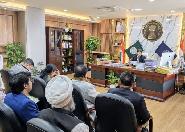 बैठक करते उपायुक्त