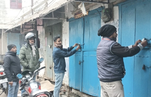 बरेली में बकाया संपत्ति कर वसूली के दौरान नगर निगम की टीम द्वारा कार्रवाई करते हुए सील की गई संपत्तियां। बरेली में बकाया संपत्ति कर वसूली के दौरान नगर निगम की टीम द्वारा कार्रवाई करते हुए सील की गई संपत्तियां।