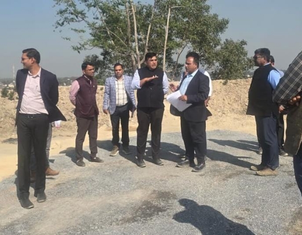 पुनर्वास ग्रामों को मॉडल के रूप में विकसित करने कलेक्टर कुणाल दुदावत ने किया स्थलीय निरीक्षण