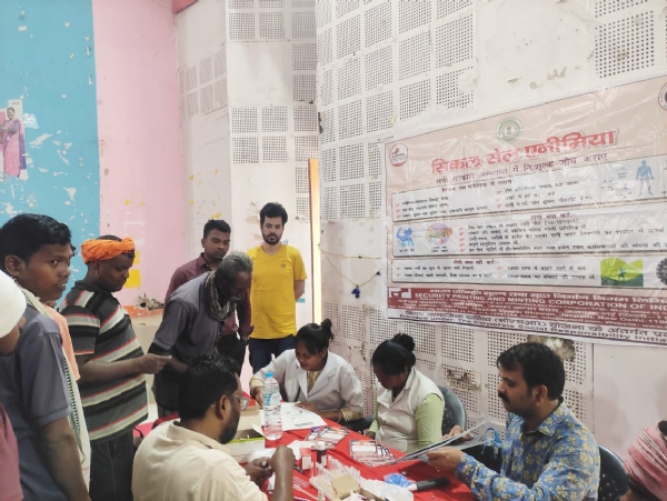 सिकल सेल एनीमिया जांच शिविर का एक दृश्य