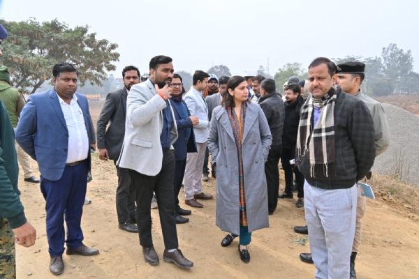 निरीक्षण करती डीएम साहिला निरीक्षण करती डीएम साहिला