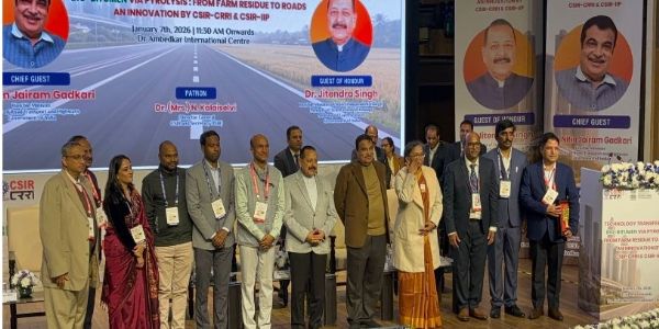 सीएसआईआर के बायो-बिटुमेन तकनीक का मंत्रालय को हस्तांतरण कार्यक्रम में केंद्रीय मंत्री नितिन गडकरी और जितेंद्र सिंह सीएसआईआर के बायो-बिटुमेन तकनीक का मंत्रालय को हस्तांतरण कार्यक्रम में केंद्रीय मंत्री नितिन गडकरी और जितेंद्र सिंह