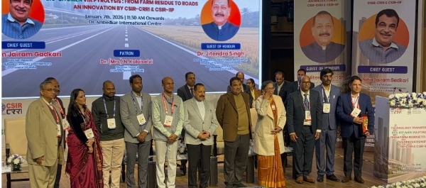 सीएसआईआर के बायो-बिटुमेन तकनीक का मंत्रालय को हस्तांतरण कार्यक्रम में केंद्रीय मंत्री नितिन गडकरी और  जितेंद्र सिंह