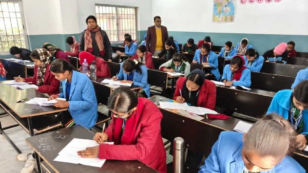 परीक्षा देते छात्र-छात्रा