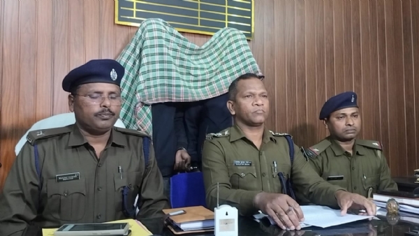 डीएसपी प्रेस वार्ता करते हुए डीएसपी प्रेस वार्ता करते हुए