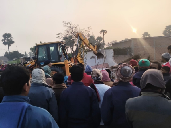 अतिक्रमण हटाती बुलडोजर