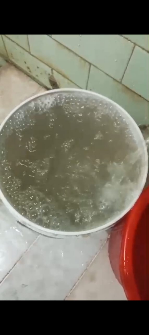 इलाके में इस तरह के दूषित जल की हो रही सप्लाई इलाके में इस तरह के दूषित जल की हो रही सप्लाई