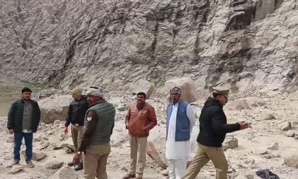 घटना स्थल पर जांच करती पुलिस