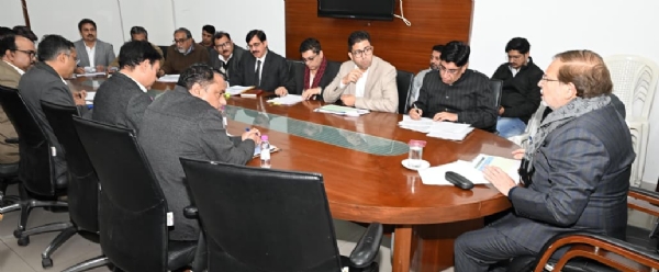 हरियाणा के सहकारिता मंत्री अरविंद शर्मा अधिकारियाें की बैठक लेते हुए