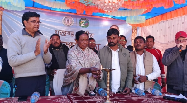 स्वास्थ्य केंद्र का उद्घाटन करती सांसद जोबा मांझी