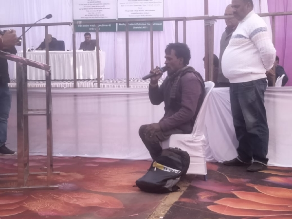 किसान जनसुनवाई में अपनी बात रखता हुआ