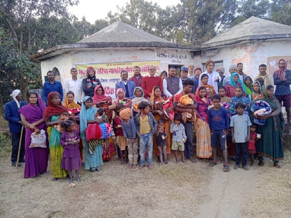 सोनटोला में धनुहार बैगा परिवार को कम्बल वितरण के बाद सोनटोला में धनुहार बैगा परिवार को कम्बल वितरण के बाद