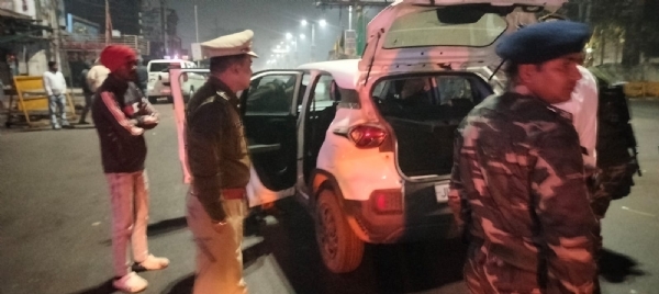 जांच करते एसपी