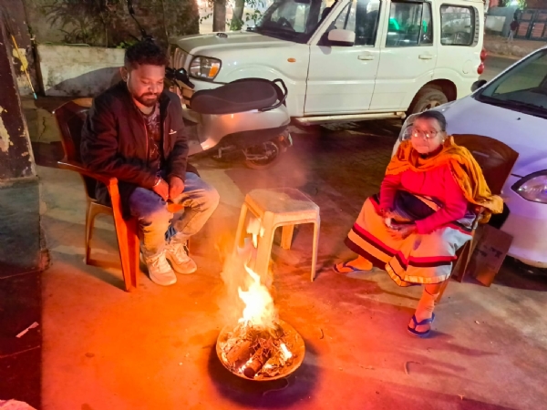 अलाव तापते हुए लोग। अलाव तापते हुए लोग।