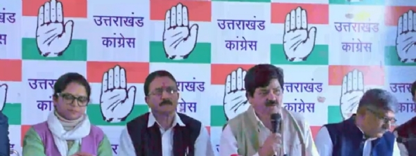 कांग्रेस प्रदेश अध्यक्ष गणेश गोदयाल पत्रकारों से बातचीत करते।