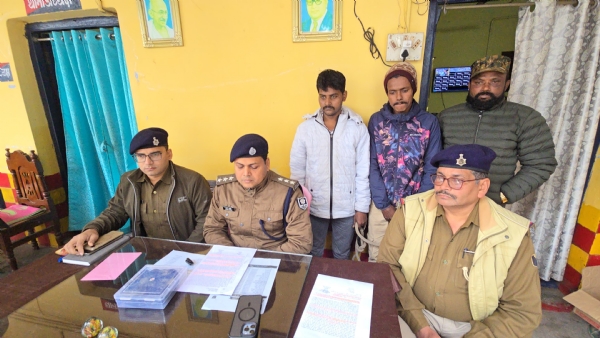 अररिया फोटो:गिरफ्तार स्मैक के साथ युवक और पुलिस अररिया फोटो:गिरफ्तार स्मैक के साथ युवक और पुलिस