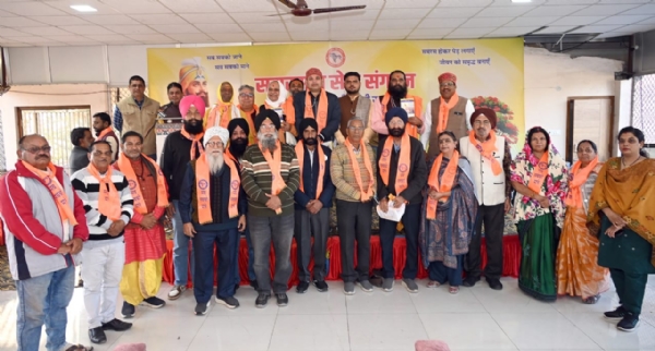 गुरु गोविन्द सिंह जी ने जाति वर्ग का भेद मिटाने खालसा पंथ की स्थापना पर पंच प्यारे बनाकर, समरस समाज की स्थापना का मार्ग दिखाया