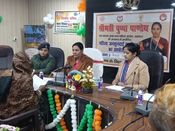 विकास भवन सभागार में आयोजित महिला जनसुनवाई कार्यक्रम के दौरान फरियादियों की शिकायतें सुनतीं उत्तर प्रदेश राज्य महिला आयोग की सदस्य पुष्पा पाण्डेय, साथ में उपस्थित प्रशासनिक अधिकारी।