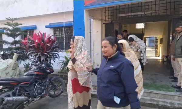 पिता-पुत्र पर हमला करने वाले गिरफ्तार आरोपितों को ले जाती पुलिस पिता-पुत्र पर हमला करने वाले गिरफ्तार आरोपितों को ले जाती पुलिस