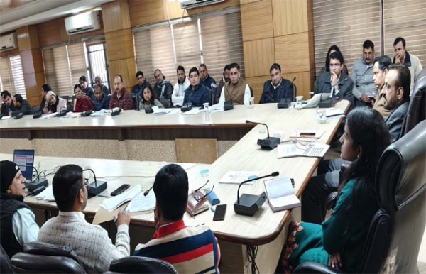 अधिकारियों की बैठक लेते उपायुक्त कैप्टन मनोज कुमार। अधिकारियों की बैठक लेते उपायुक्त कैप्टन मनोज कुमार।