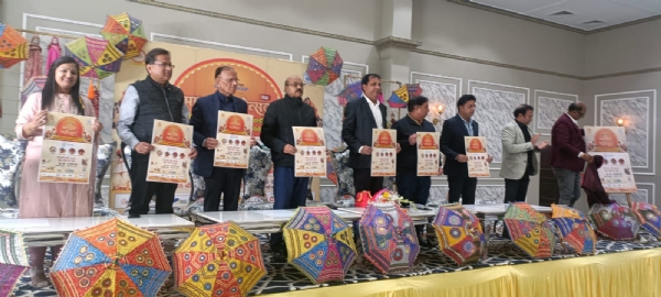 पोस्टर का विमोचन करते हुए अतिथि सहित अन्य लोगों की तस्वीर पोस्टर का विमोचन करते हुए अतिथि सहित अन्य लोगों की तस्वीर