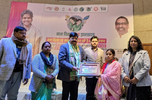 बाल विवाह का विरोध करने वाली अनुराधा को सम्मानित करते विधायक