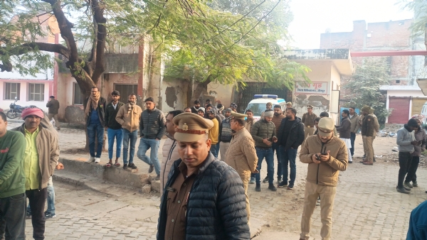 जिला अस्पताल में पहुंची पुलिस शव के साथ जिला अस्पताल में पहुंची पुलिस शव के साथ