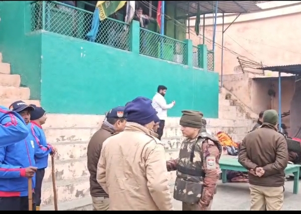 गंगा नहर के पास बनी अवैध मजार के ध्वस्तीकरण।