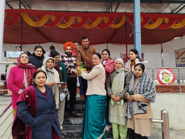 महिला खेलकूद प्रतियाेगिता में बताैर मुख्यातिथि पहुंची जिला परिषद की वाइस चेयरपर्सन साेनिया का स्वागत  करती विभाग की अधिकारी