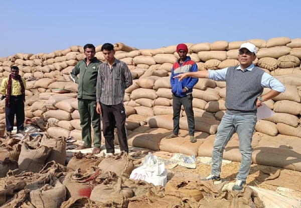 कलेक्टर श्री महोबे ने किया पामगढ़ के भदरा, डोंगाकोहरौद, धनगांव एवं अकलतरा के कोटगढ़ व बरगंवा के धान उपार्जन केंद्रों का औचक निरीक्षण