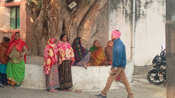 जिला अस्पताल में रोते बिलखते परिजन जिला अस्पताल में रोते बिलखते परिजन