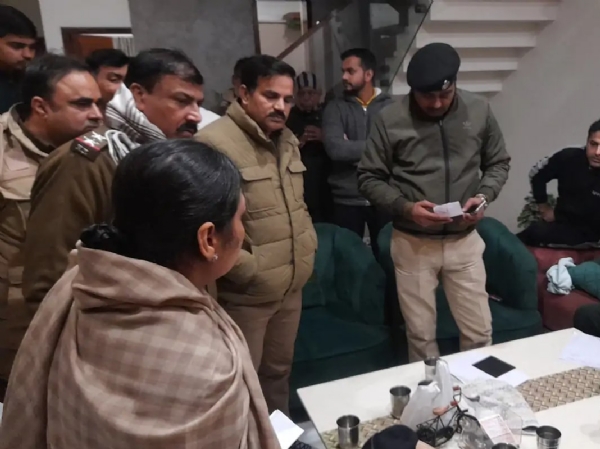 समालखा में बर्फी वाले की दुकान पर गोली चलने के बाद घटनास्थल पर जांच करते पुलिस टीम