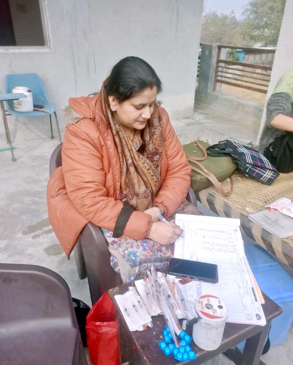 मांगों को लेकर काले बिल्ले लगाकर काम करते स्वास्थ्य कर्मी।