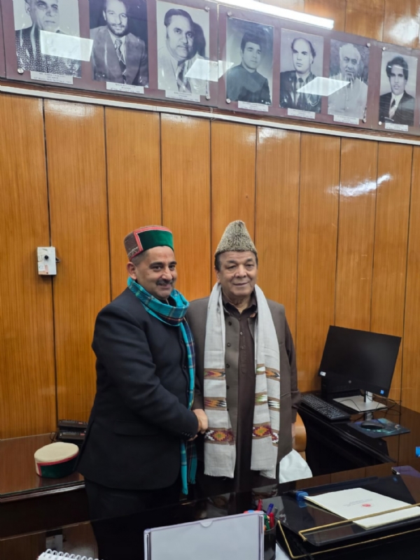 जम्मू में विधानसभा अध्यक्ष से मिलते हुए उपमुख्य सचेतक केवल पठानिया।