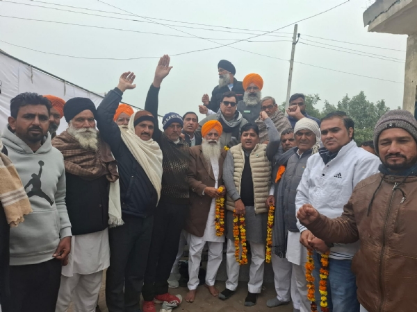 गांव पबनावा में किसान शहीदी दिवस पर आयाेजित कार्यक्रम में नारेबाजी करते भारतीय किसान यूनियन के राष्ट्रीय अध्यक्ष सरदार गुरनाम सिंह चढूनी,युवा प्रदेशाध्यक्ष विक्रम कसाना एडवोकेट, प्रदेशाध्यक्ष कर्म सिंह मथाना गांव पबनावा में किसान शहीदी दिवस पर आयाेजित कार्यक्रम में नारेबाजी करते भारतीय किसान यूनियन के राष्ट्रीय अध्यक्ष सरदार गुरनाम सिंह चढूनी,युवा प्रदेशाध्यक्ष विक्रम कसाना एडवोकेट, प्रदेशाध्यक्ष कर्म सिंह मथाना