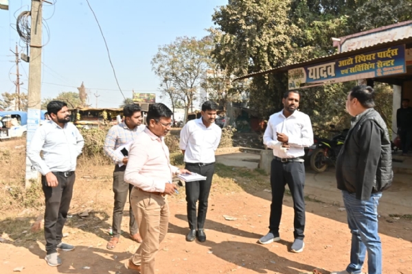 स्थल का निरीक्षण करते हुए कलेक्टर अबिनाश मिश्रा।