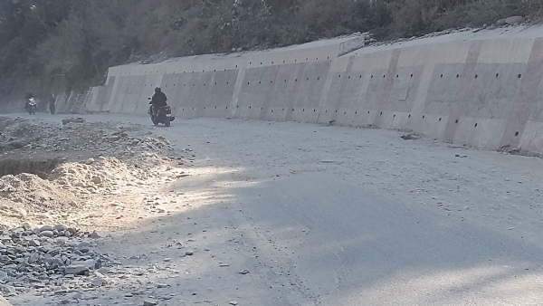 चिन्यालीसौड़ : लीसा डिपो के पास धंसाव से जर्जर सड़क, पेटिंग न होने से बढ़ी परेशानी