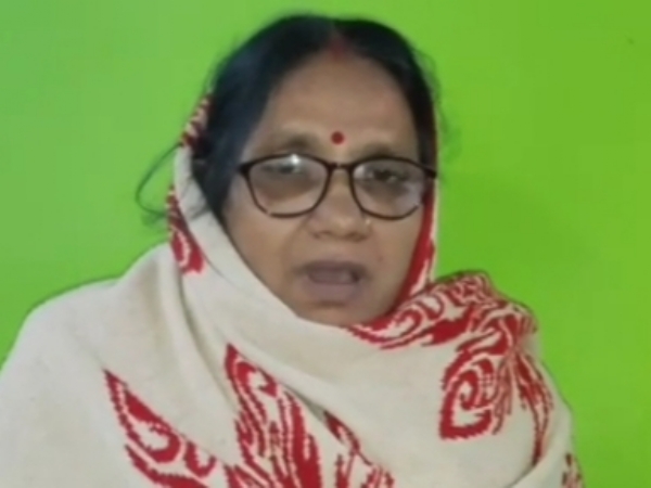 जानकारी देती पत्नी जानकारी देती पत्नी