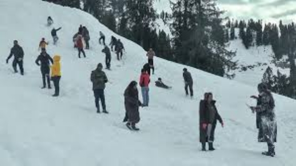 मौसम की पहली बर्फबारी ने जम्मू-कश्मीर के भदरवाह के पर्यटन उद्योग को पुनर्जीवित करने में महत्वपूर्ण भूमिका निभाई