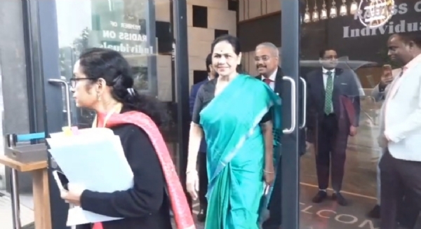 होटल से निकलकर कार्यक्रम में शामिल होने जाती केंद्रीय मंत्री